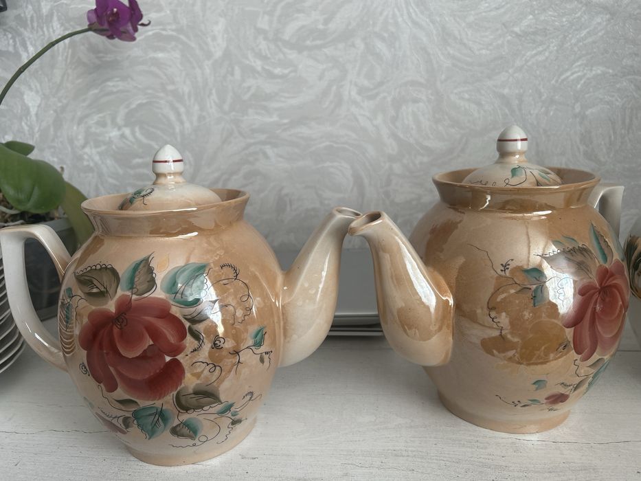 Три чайника из фарфора. Одна стоит 5500.