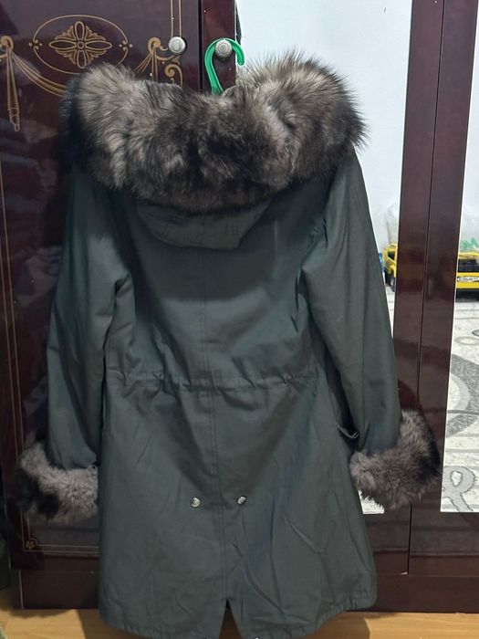 Парка изумрудного цвета