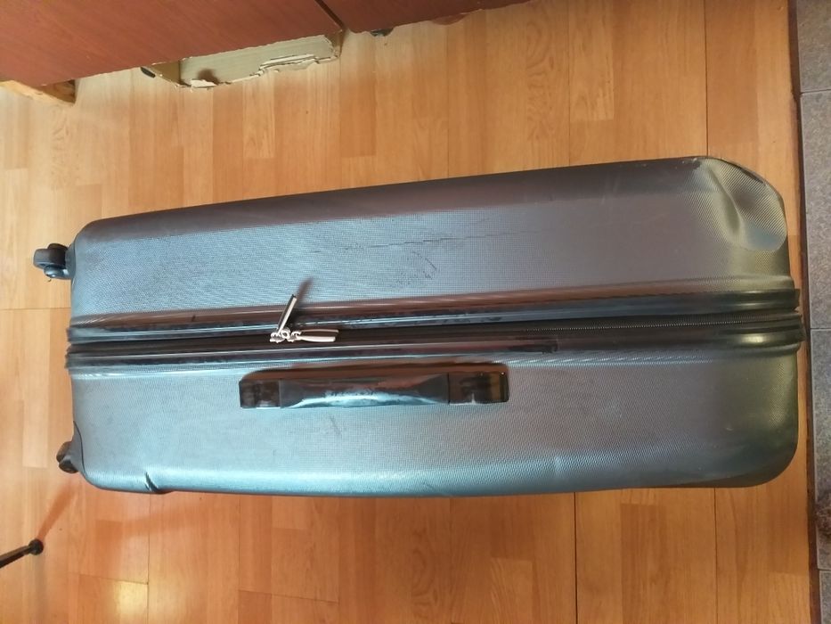 Продам чемодан большой