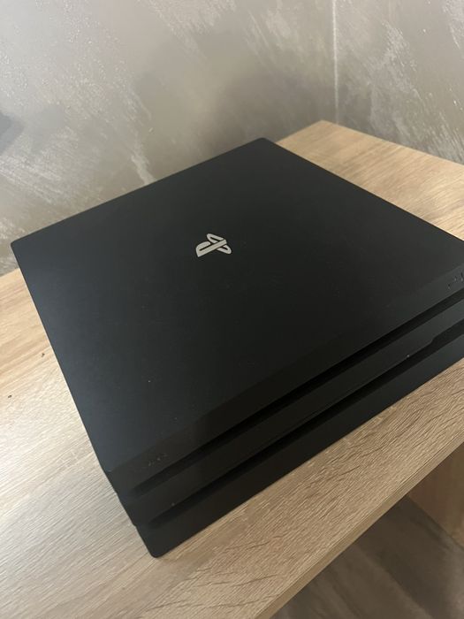 PS 4 pro 1 TB + 5игри.