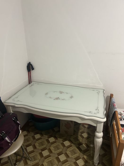 Су жана стол құр орында тұрады