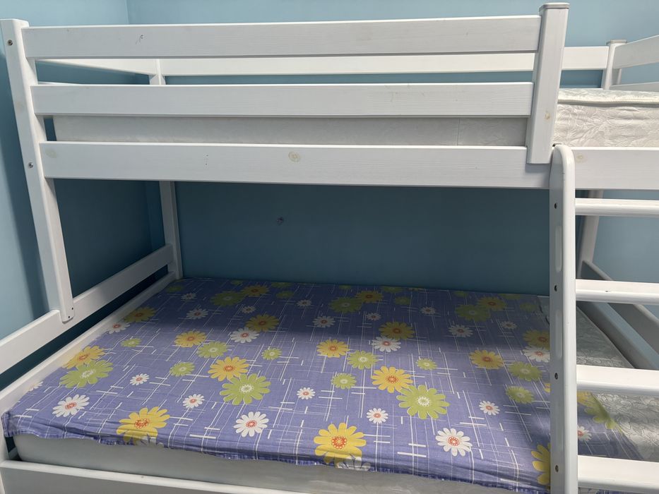Продам двухъярусную кровать.