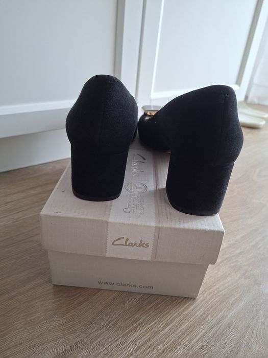 Pantofi negri eleganti din piele intoarsa Clarks