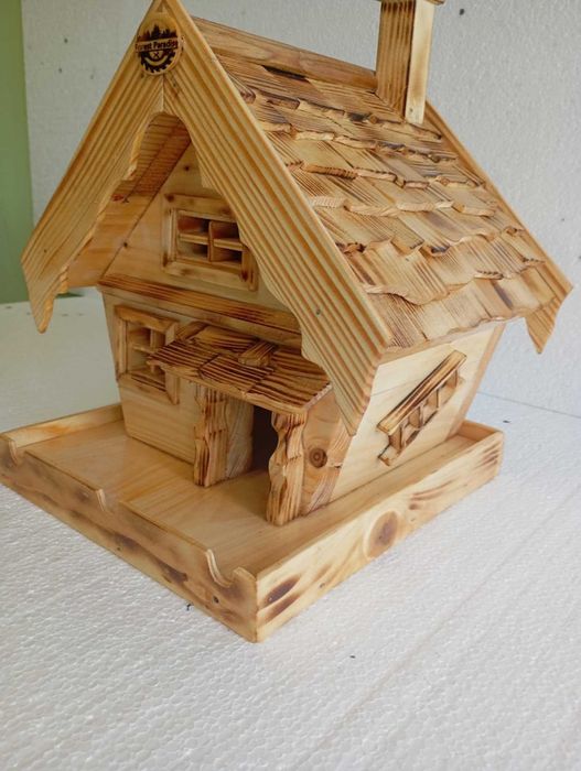 Ръчно изработена лакирана дървена къщичка за птици със стойка