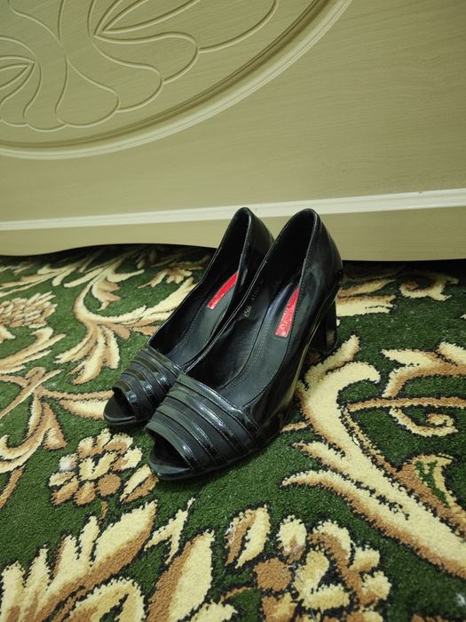 Ayollar tuflisi zamonaviy qora arzon narxda beraman, sifatli