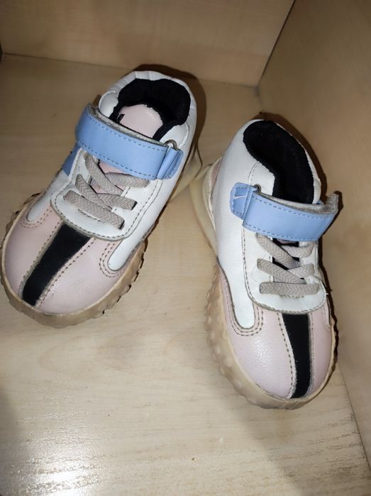 Продам детские кроссовки