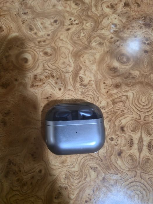 Vând Buds 3 Pro putin utilizate