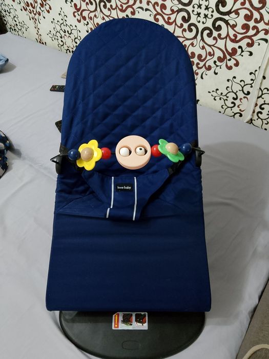 Продам детские вещи комбинезоны , шезлонг, кенгуру и т.д.