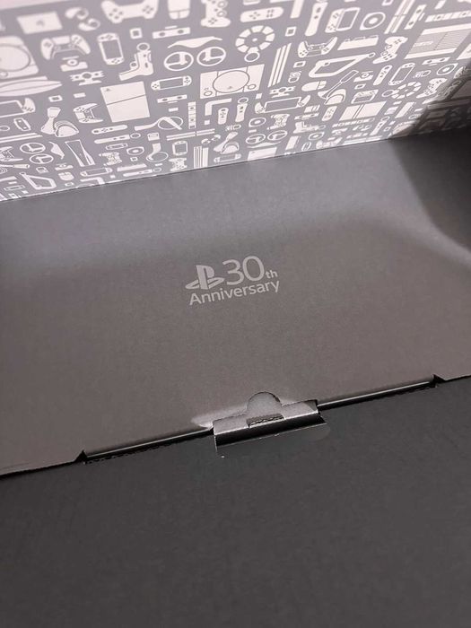 PlayStation 5 30th Anniversary Limited Edition Bundle + 2 броя лимитирани контролери и зарядна станция