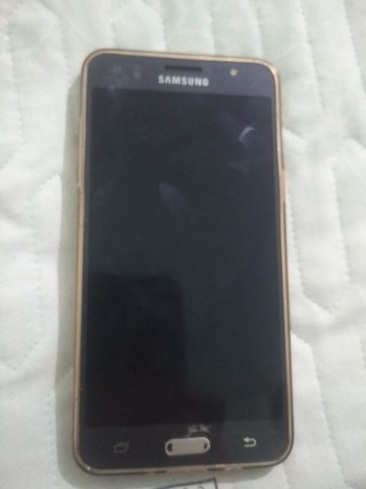 J5 sotiladi aybi sal singan.yaxshi ishlaydi