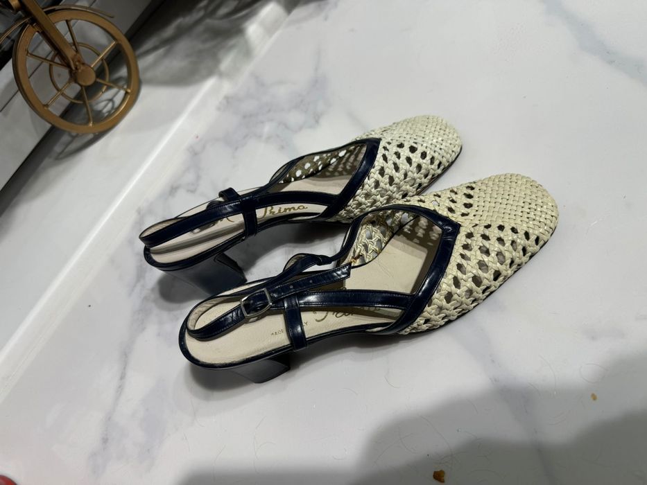 Продам  обувь.Стоит условная цена.