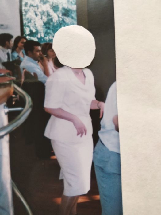 Costum de dama culoare crem puțin lucios, cambrat pe corp ,44-46