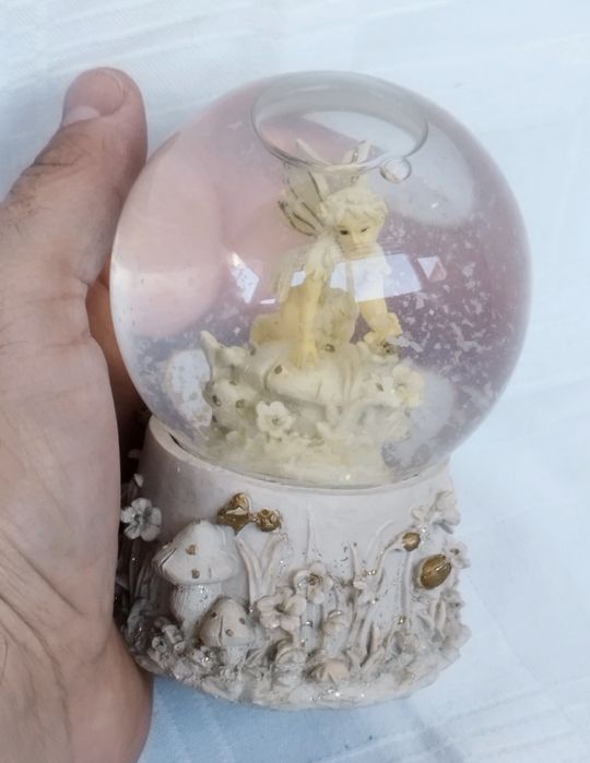 Decoratiune glob de cristal cu lichid si Zână.