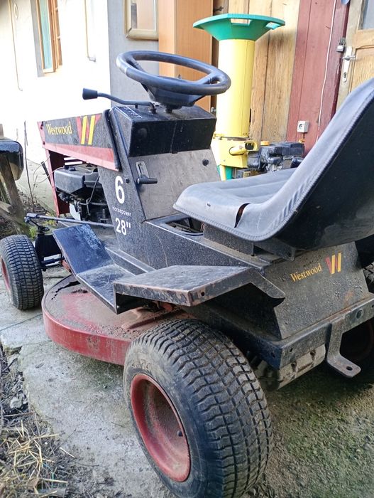 Tractor de gazon cu masa de cosire functionala