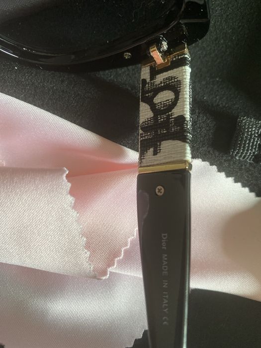 Ochelari noi Dior cu toc ai laveta sters