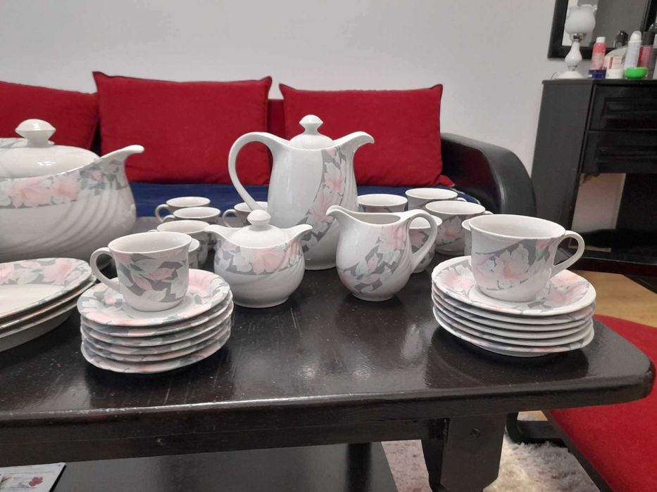 Голям ретро порцеланов сервиз за хранене, чай и кафе