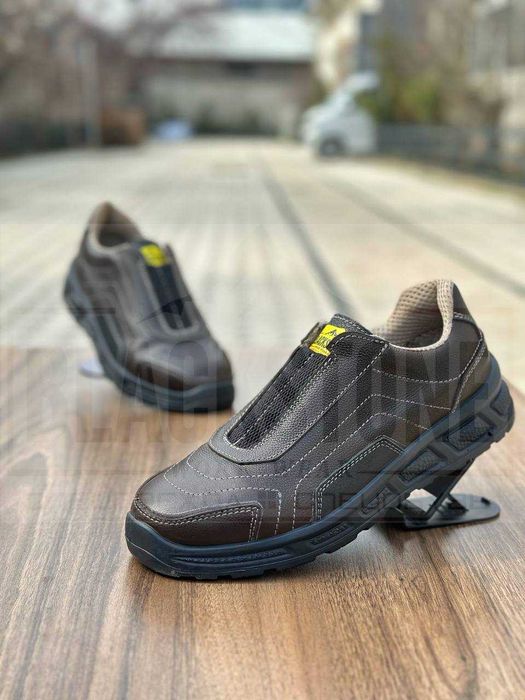 Спецобувь для тех, кто проводит весь день на ногах, рабочие, строители