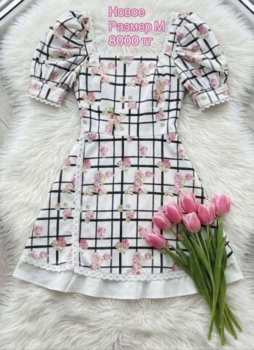 Кроссовки . Платья