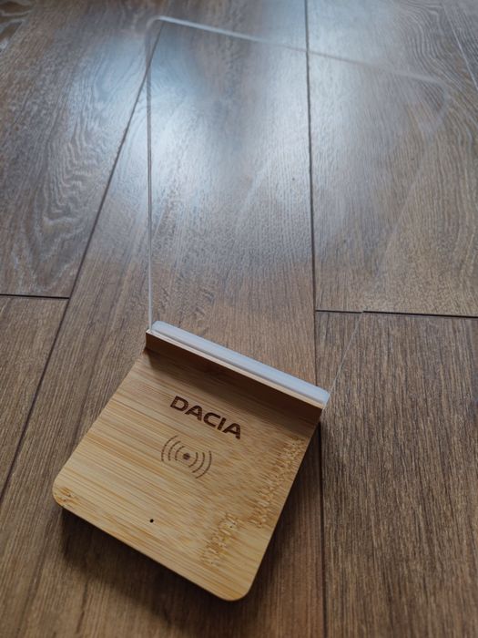 Cadoul perfect: încărcător wireless gravat Dacia, cu ramă foto integrată