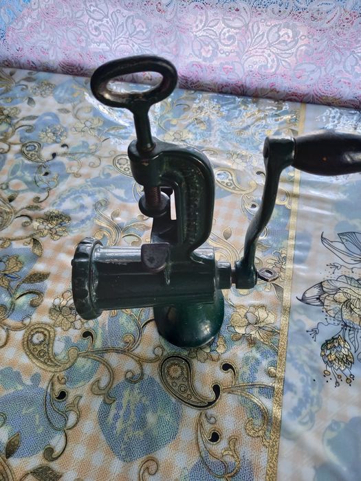 Vând Mașină de Tocat Fontă