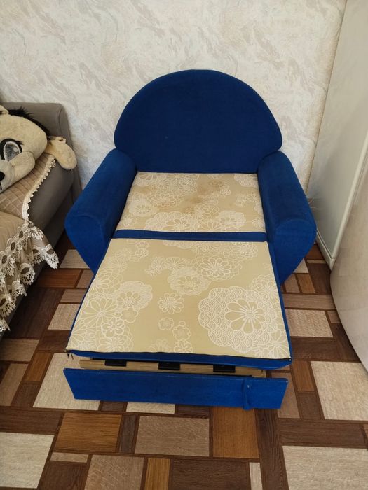 Продам почти даром детски диван и шкафчик