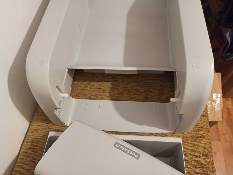 Litieră pisici cu autocurățare PetSafe ScoopFree.