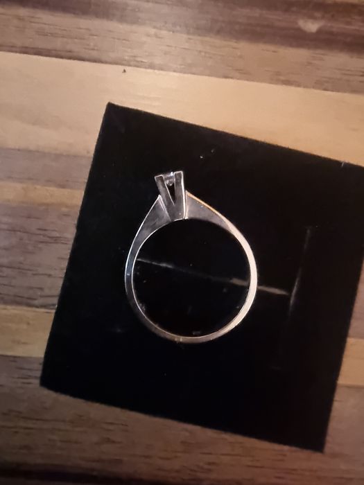 Vând inel cu diamant