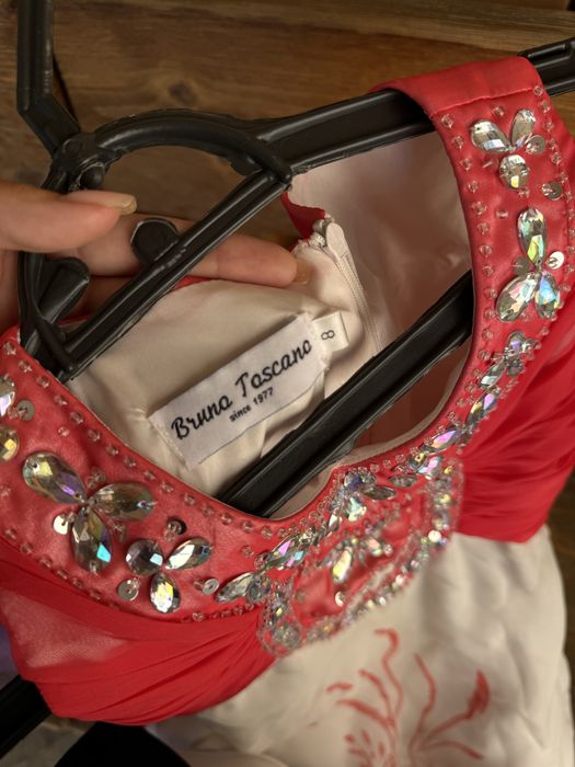 Платье на девочку в отличном состоянии