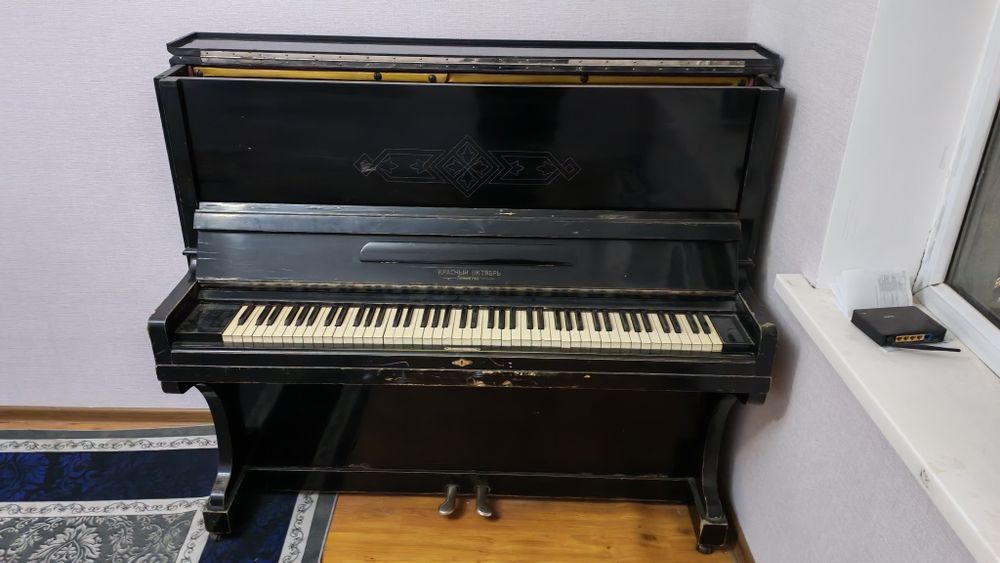 Пианино"Красный октябрь"