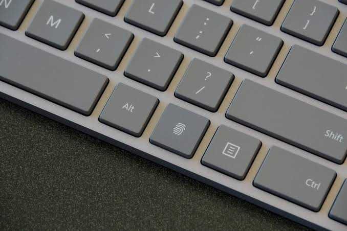 КУПУВАМ Microsoft Bluetooth Keyboard with Fingerprint ID