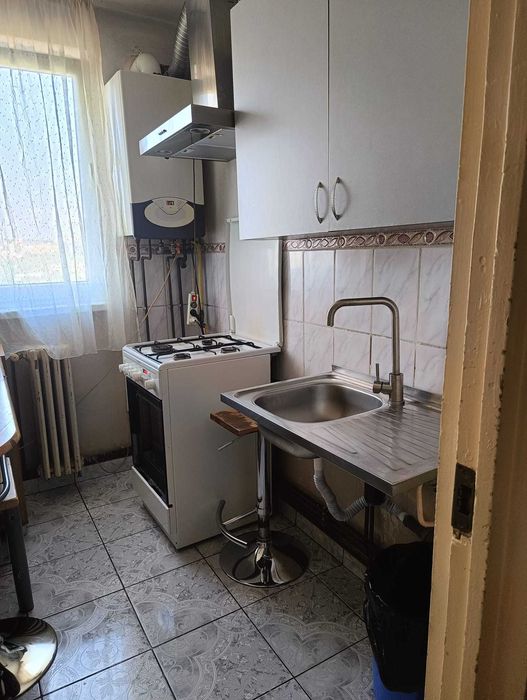 Apartament semidecomandat cu trei camere