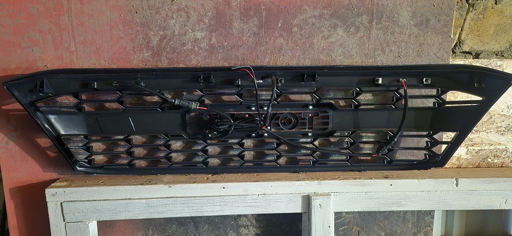 Решетка радиатора Toyota Hilux