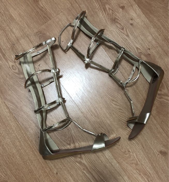 Високи сандали