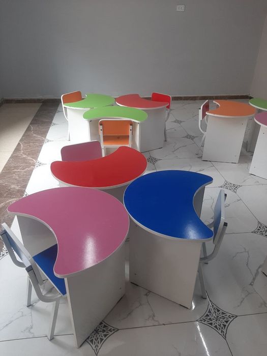 Кичик ёшдаги укувчилар парталари сотилади