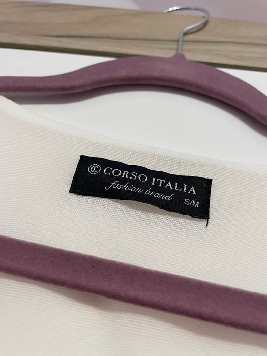 Бяла сатенена рокля