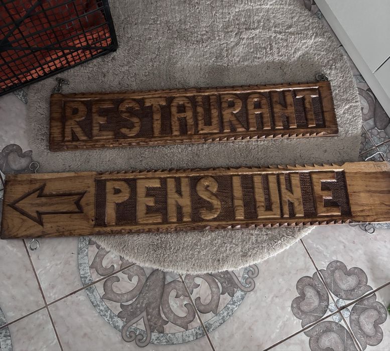 Indicatoare rustice din lemn masiv sculptate