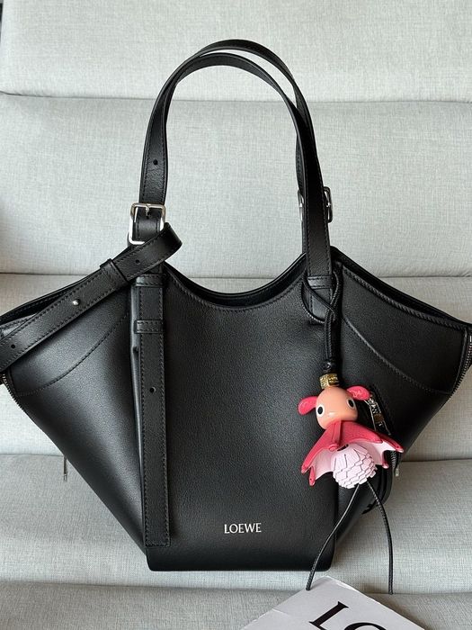 Geanta  Loewe Hammock Flip bag in classic calfskin
