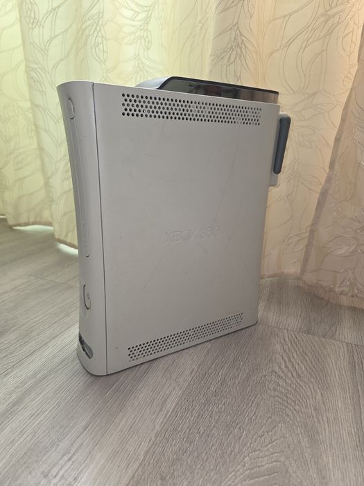 Xbox 360 + 2 controllere