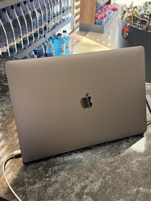 MacBook Pro 15 -inchi