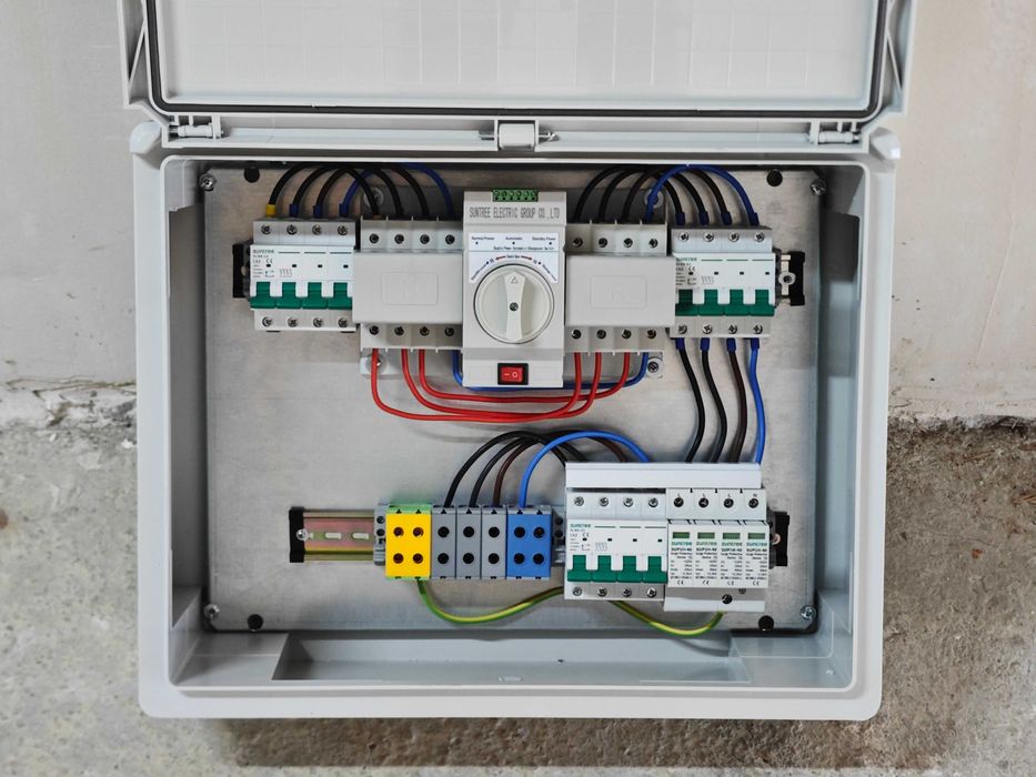 Suntree Автоматични Ум шалтери 63А монофазен/трифазен мрежа/инвертор