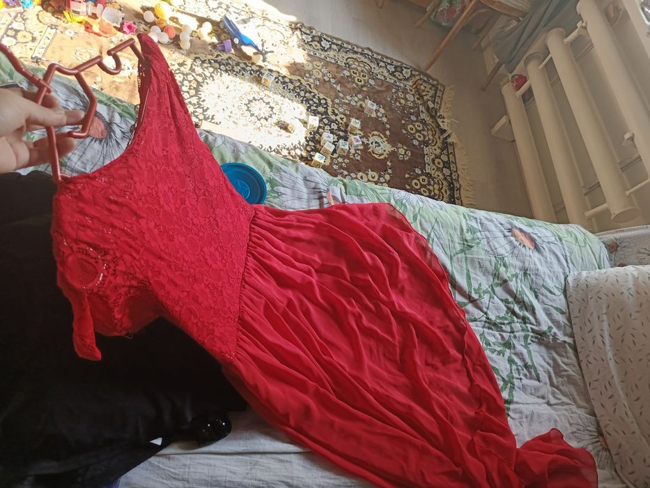 Лёгкое красное платье