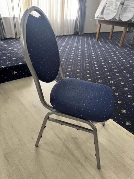 Vand 400 scaune cu huse