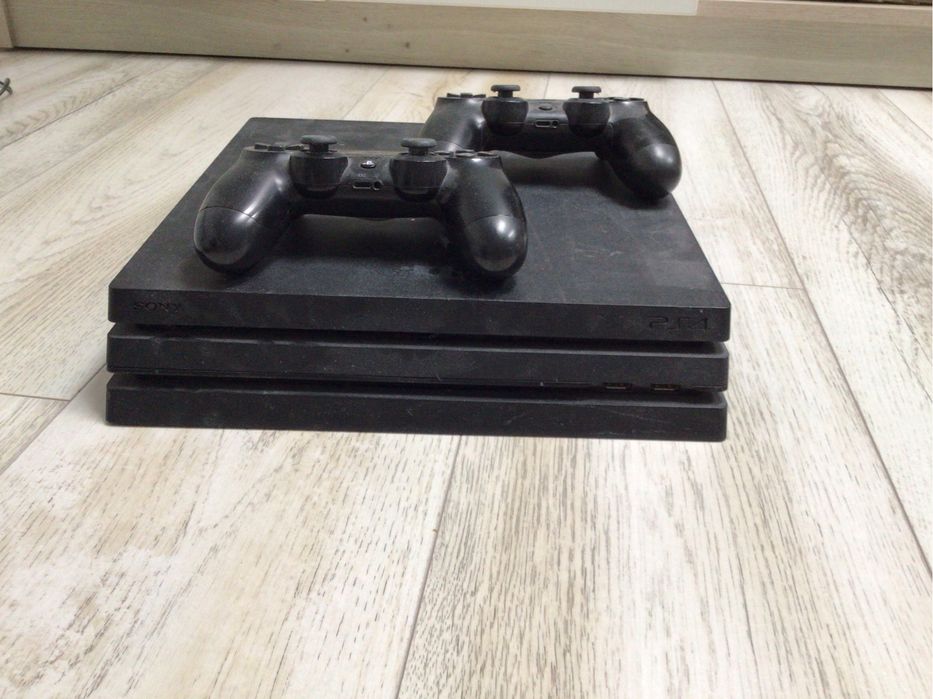 Playstation 4 Pro 1 TB + 2 manete