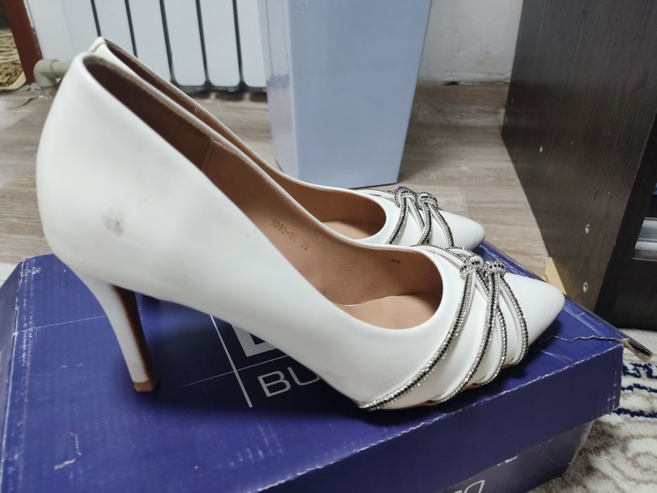 Продам  белые туфли