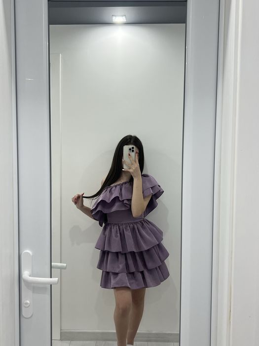 Елегантна дамска рокля с едно рамо и волани