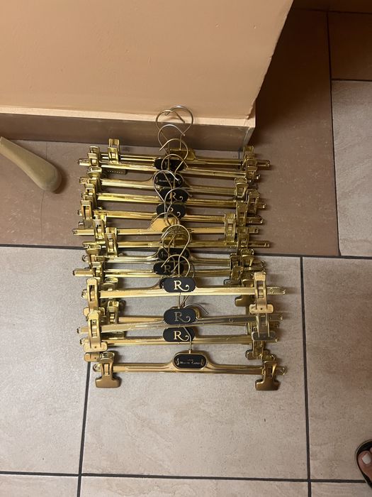 Золотые вешалки для магазина