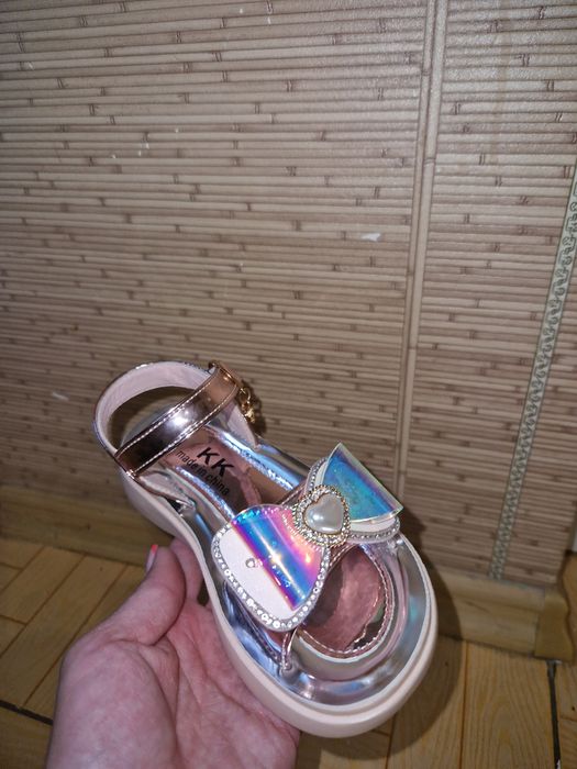 Новые босоножки  27 размер