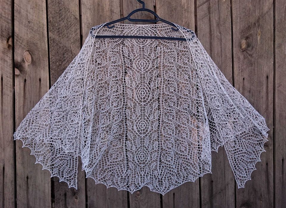 Белая вязаная шаль