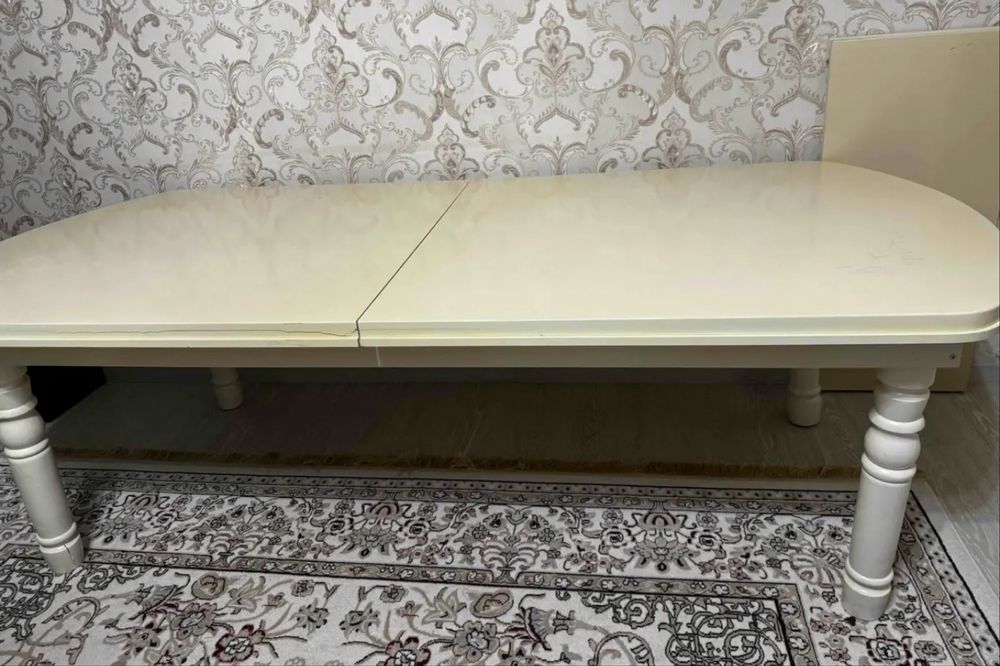 Продам стол для гостиной.