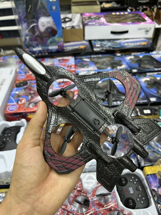 Dron,qiruvchi samalyot korinishida,20metr balandlikka 50 metr uzoqlikk